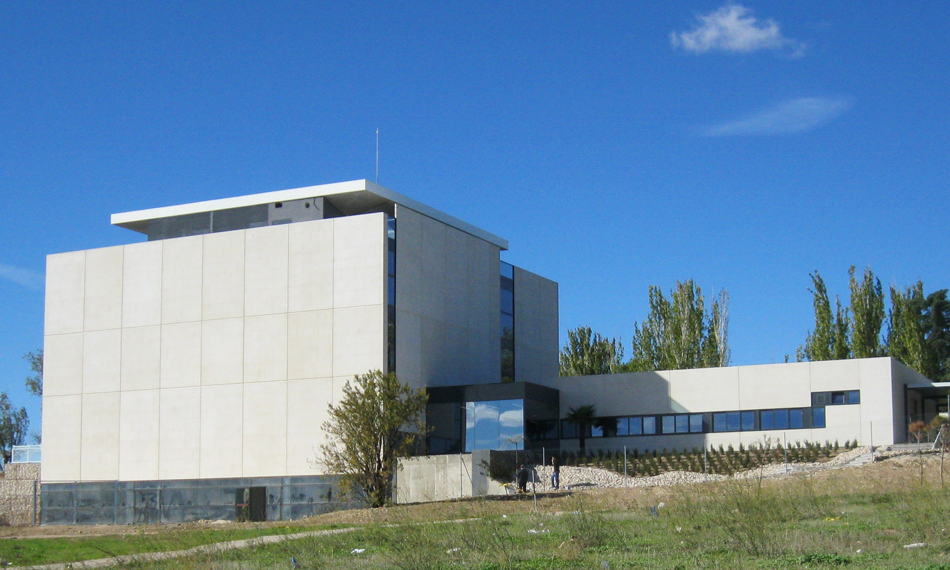 Aerotermia y suelo radiante refrescante para complementar la climatización de un edificio universitario