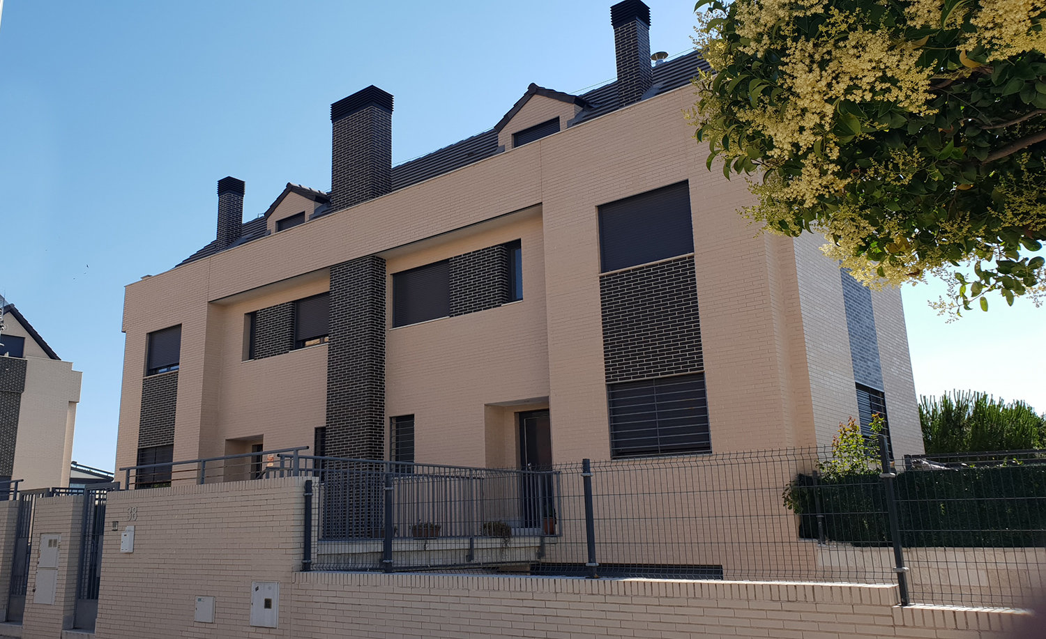 Una casa unifamiliar de cuatro alturas en Fuenlabrada climatizada con un sistema híbrido