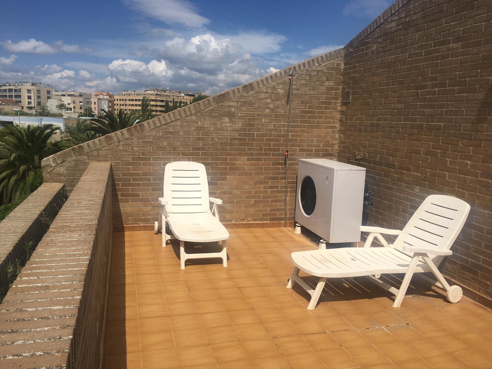 bomba de calor en terraza