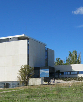 Aerotermia y suelo radiante refrescante para complementar la climatización de un edificio universitario