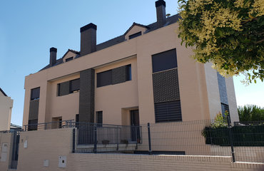 Una casa unifamiliar de cuatro alturas en Fuenlabrada climatizada con un sistema híbrido